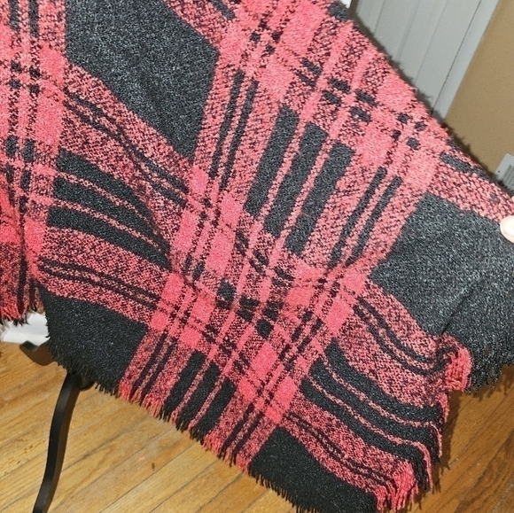 Steve Madden Plaid Polyester Poncho with Fringe. "K" - Picture 3 of 4